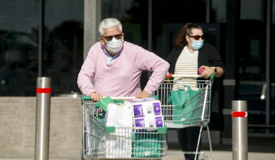 A number of shoppers at Bulli Woolworths chose to wear masks after the supermarket giant "strongly recommended" anyone - including staff - in their stores should wear them from Monday.