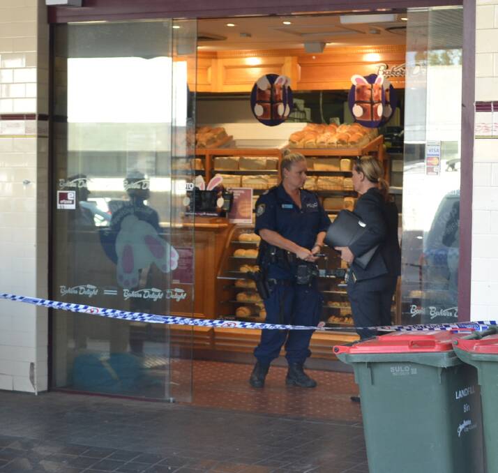 South Coast Police District detectives and crime scene officers investigate the robbery at Bakers Delight early Tuesday morning. Photo: Sam Strong