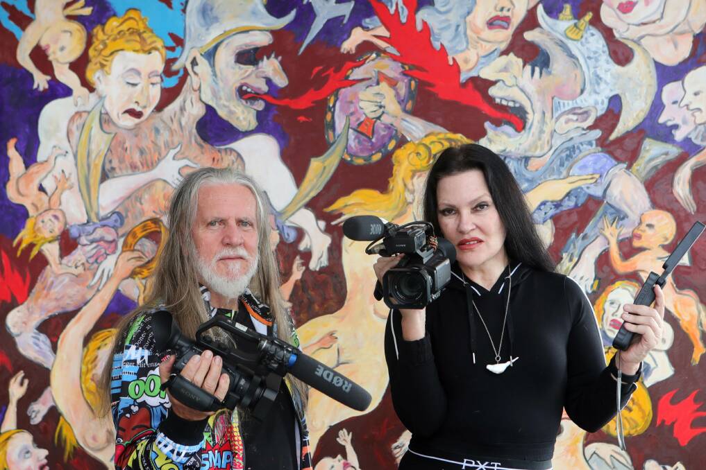 George Gittoes and his wife Hellen Rose stand in front of his ode to Ukraine, titled "War in Europe - Mars and Venus". Photos: Sylvia Liber