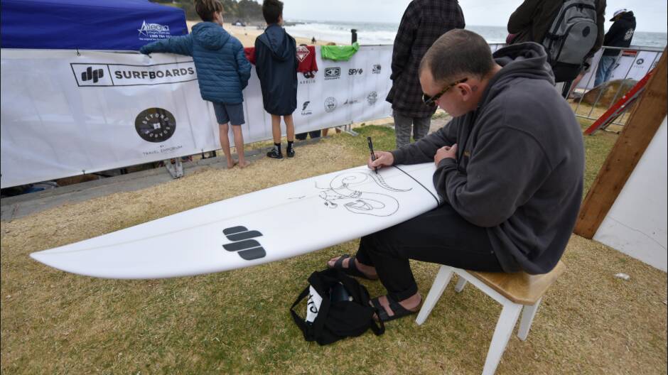 Ty Delaney doing what he did best, art, at the DPS Battle Royale surf competition in 2017. Picture: Brad Liber