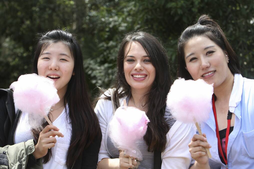 Flashback - past UOW students enjoying O-Week, Diane Yang, Michelle Be-Jesus and Zema Jang. Picture by Melanie Russell.