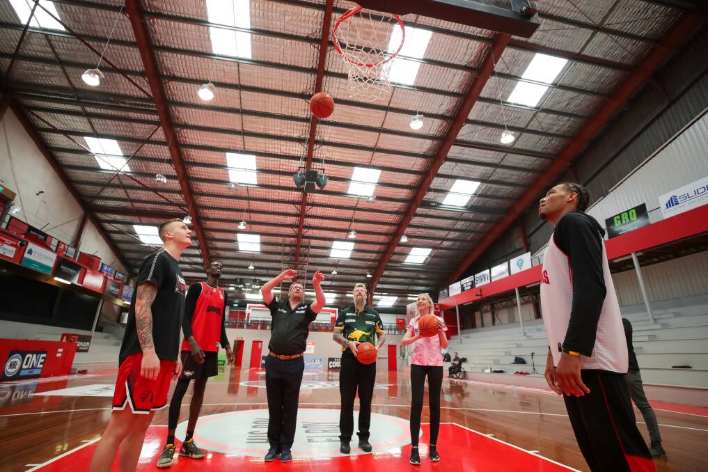 FOCUS: James Wade, Simon Whitlock and Fallon Sherrock shoot some hoops with Illawarra Hawks Alex Mudronja, Deng Deng and George King. Picture: Adam McLean
