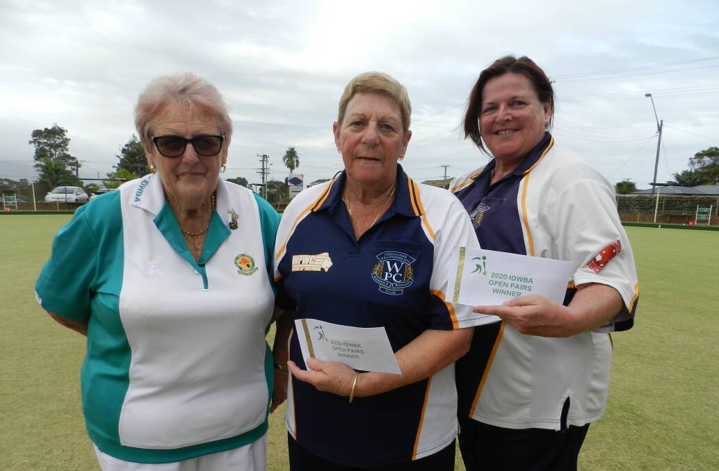 Top effort: Illawarra District president Heather Skinner with Wiseman Parks District Pairs champions Christine Speer and Robin Humphries. Picture: Rita McBlain