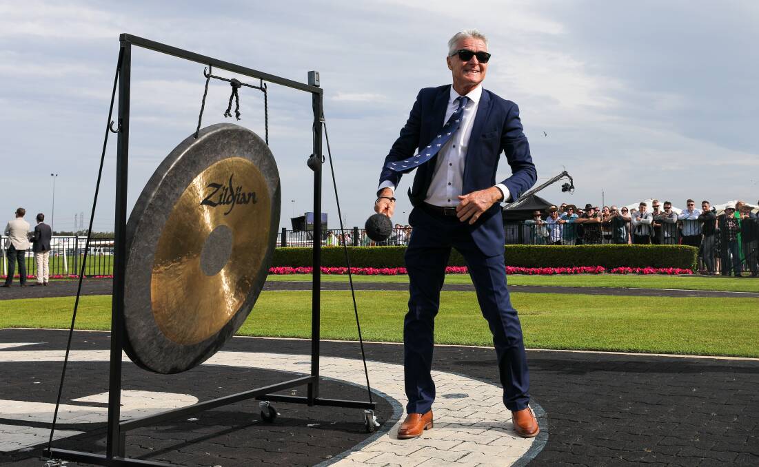 Rob Price bangs the gong pre-race. Picture by Adam McLean
