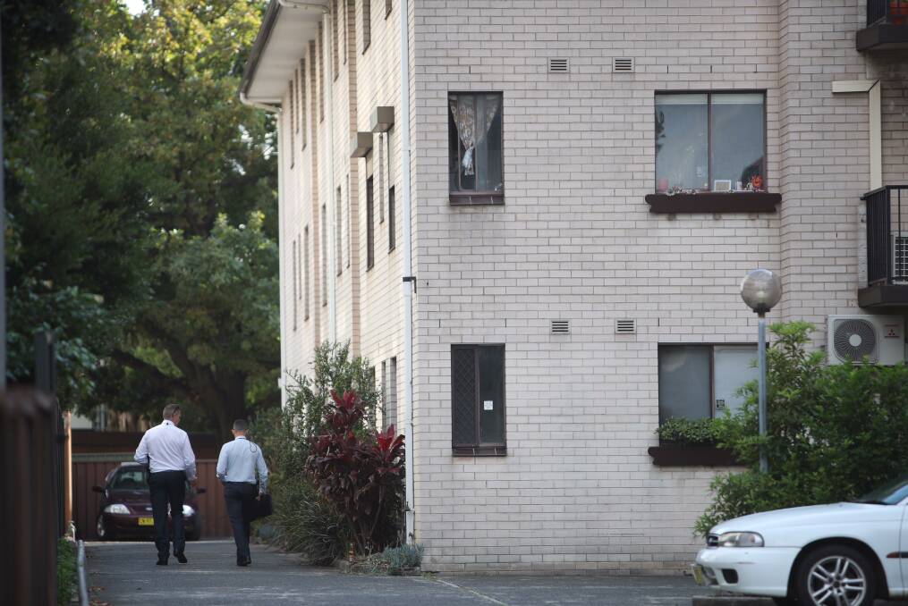 Detectives arrive at the Market Street unit complex on Wednesday morning. Picture: Adam McLean 