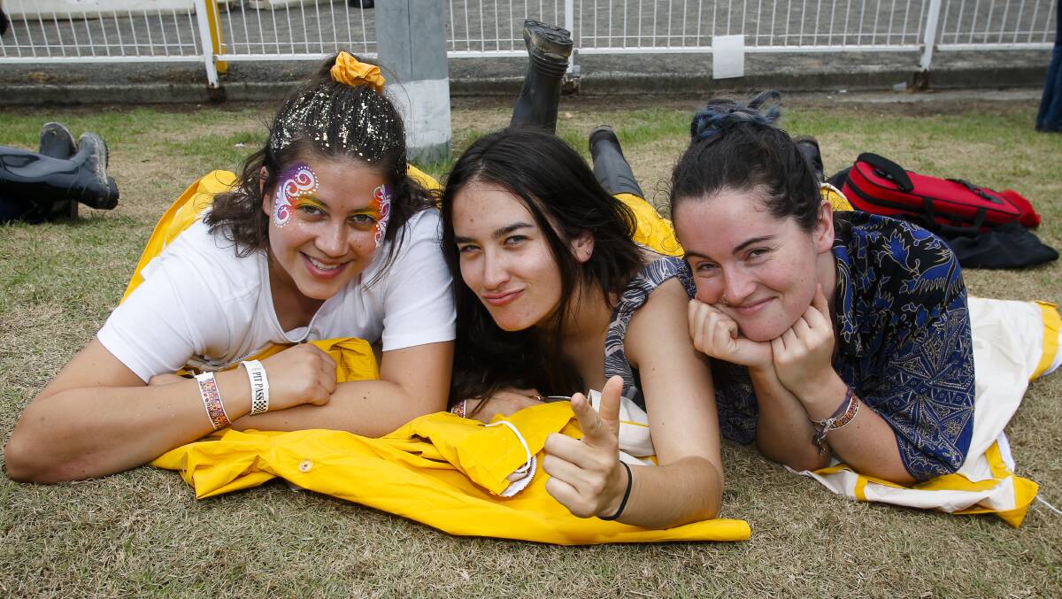 Candela Tennent Serra, Rachel Drubetsky and Jenna Lewis at Illawarra Folk Festival in 2020. Picture by Anna Warr.