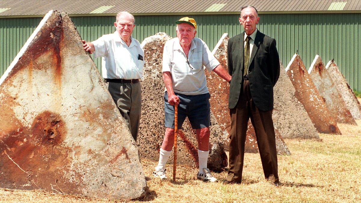 FLASHBACK: Dalfram veterans Ray Elliott, Norman Gamble and Allen Hetherington reunite at Port Kembla in 1998. Picture: Kirk Gilmour