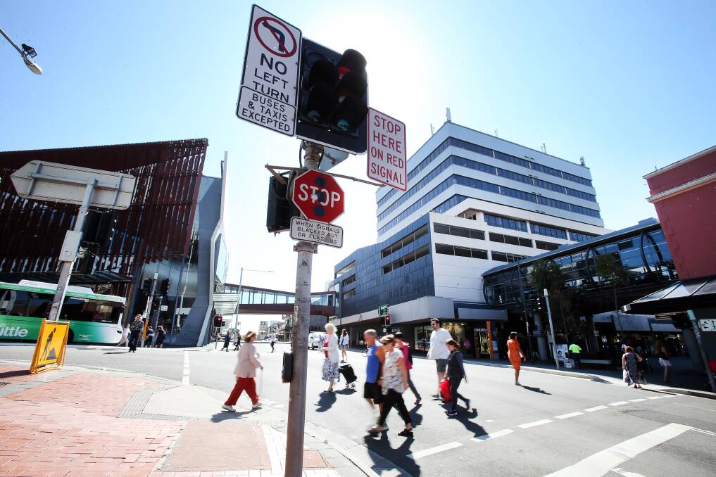 The pedestrian countdown timers have been installed at the intersection of Crown and Keira streets in the Wollongong CBD. Ryan Park wants to trial something similar on the traffic lights along Memorial Drive. Picture: Sylvia Liber