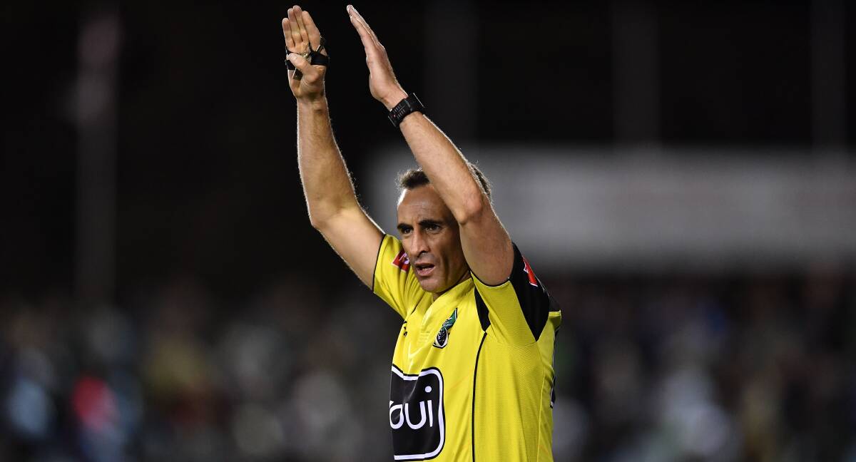 VISITOR: Top referee Gerard Sutton oversaw a Dragons opposed session on Thursday. Picture: NRL Photos