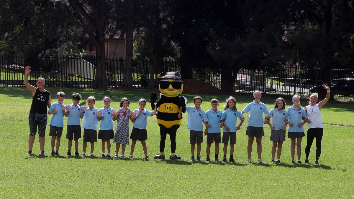 KIDS RUN: Kids Run organisers Alex Blake and Alita Ashcroft with Buzzy Bee and students from Woonona Public School. The run will be held on Sunday, March 24. Picture: Robert Peet
