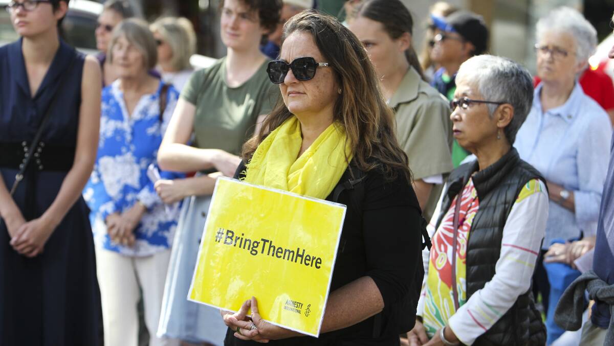 Hundreds say yes to refugees at Wollongong's Palm Sunday rally