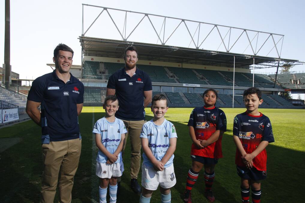 LIKE HOME: Waratahs players Mitch Short and Jed Holloway with local juniors Isaac Fisher (Vikings), Sam Fitzgerald Vikings), Lilly Tanevesi (Bulls) and Rocky Tuala (Bulls). Picture: Anna Warr