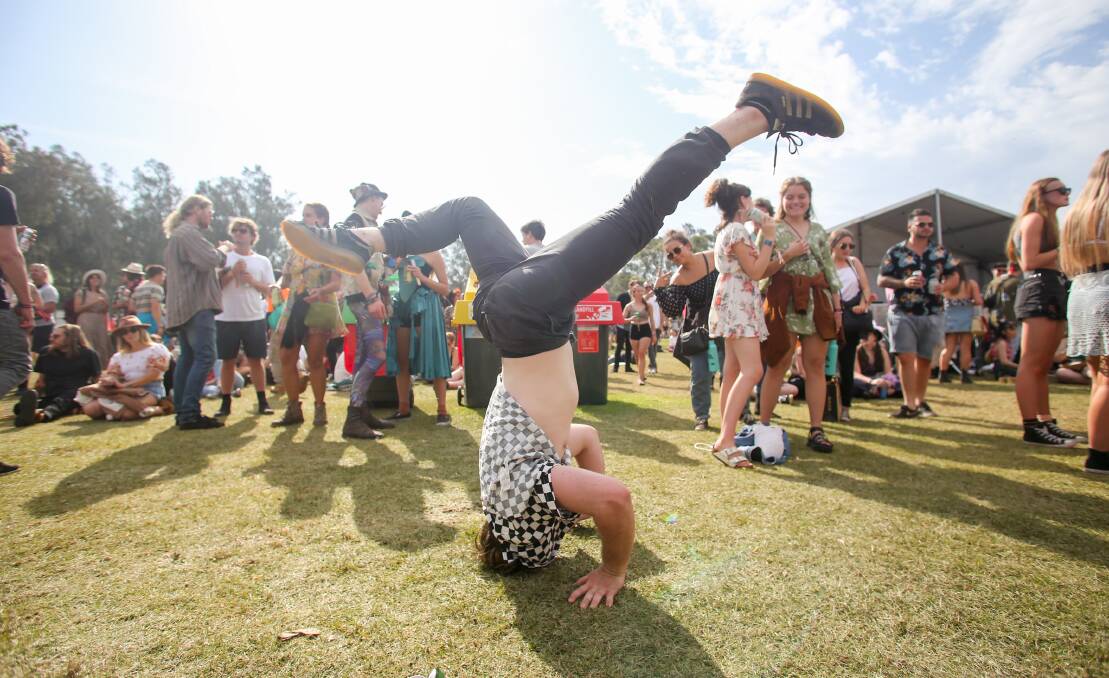 Jackson Packer casually doing a headstand in the crowd.