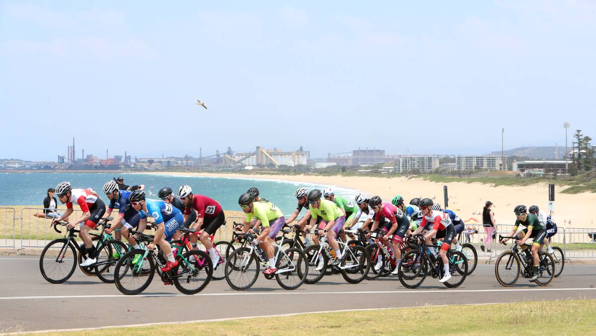 Big field: Flagstaff Hill hosted Sunday's Wollongong Criterium. Picture: Sylvia Liber.