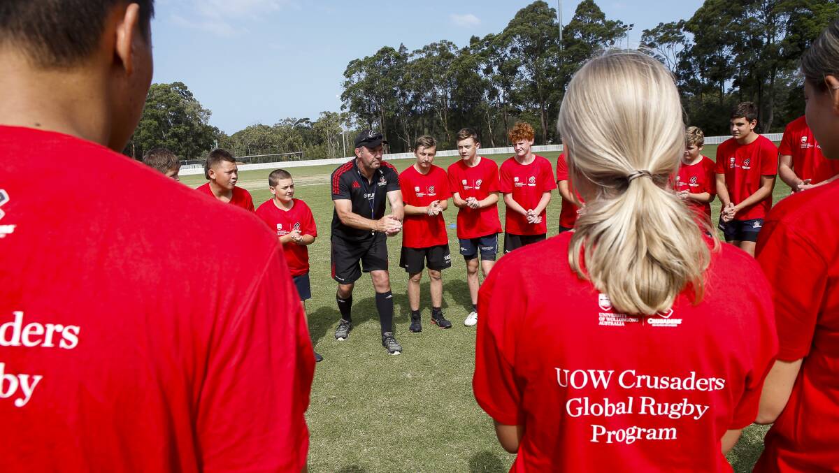 Experienced mind: Reuben Thorne coaches a group of junior Illawarra rugby players at UOW on Thursday. Picture: Anna Warr