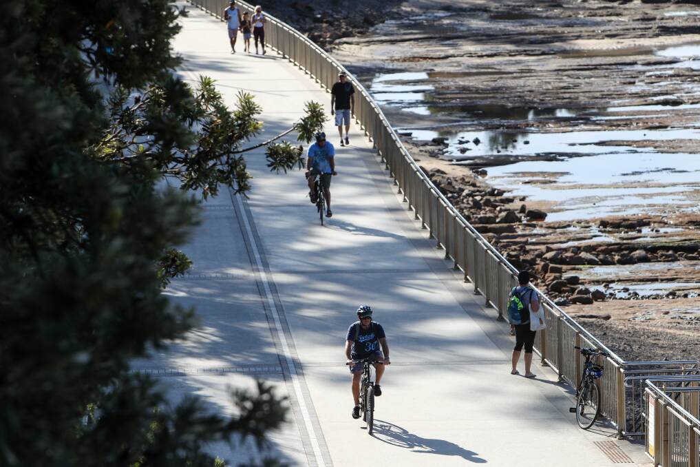 Cycles: The Wollongong Lord Mayor's suggestion that cyclists be moved onto Cliff Road found no support at Monday night's council meeting. Picture: Adam McLean.