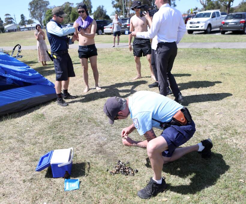NSW Fisheries officers inspecting a legal catch by fishermen at Lake Illawarra over the weekend ... the government is about to reduce the bag limit from 50 down to just 20 per person. Picture: Adam McLean.