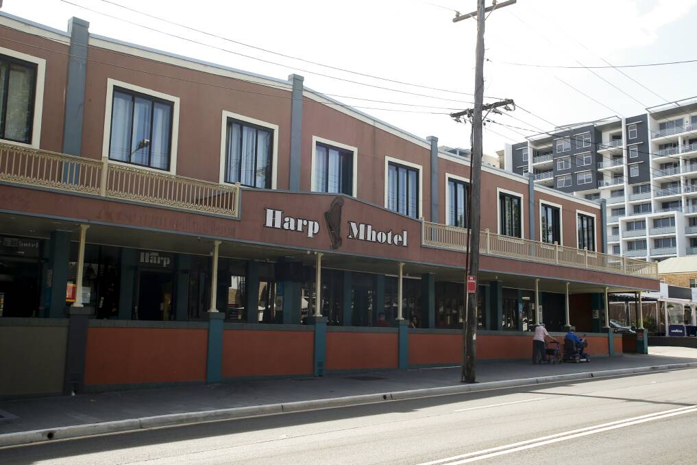 Wollongong's Harp Hotel is in hot water over alleged COVID breaches after an operation by Wollongong licencing police. Picture: Anna Warr