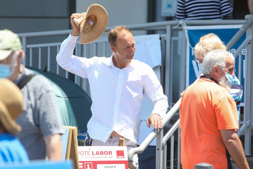 Chris Homer introducing himself to voters in Warilla on Friday. Picture: ADAM McLEAN.