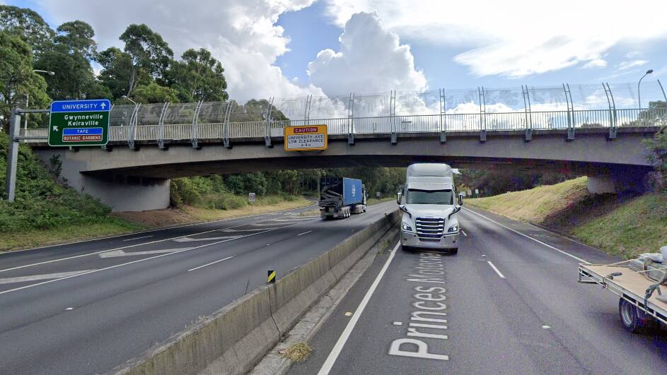The University Ave bridge is too low for anything above 5m. Picture from Google maps.