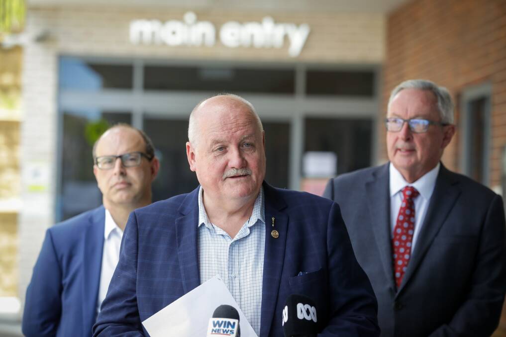 Lee Evans (centre) with Health Minister Brad Hazzard at Bulli Hospital in February. Picture Adam McLean.
