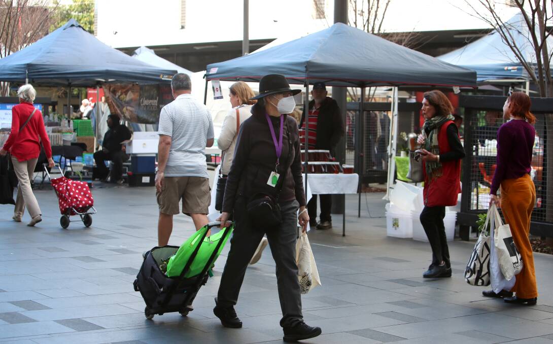Those attending Wollongong's Friday markets mostly practised social distancing, and many wore masks. Such measures are our only protection against COVID-19 says a Wollongong infectious diseases expert. Picture: Sylvia Liber