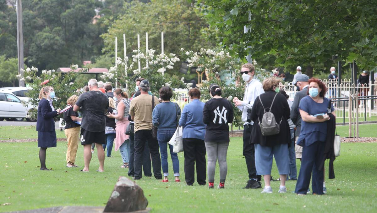 Test of endurance: The queue for COVID-19 testing at the pop-up clinic at Figtree Oval on Wednesday. Photo: Adam McLean.