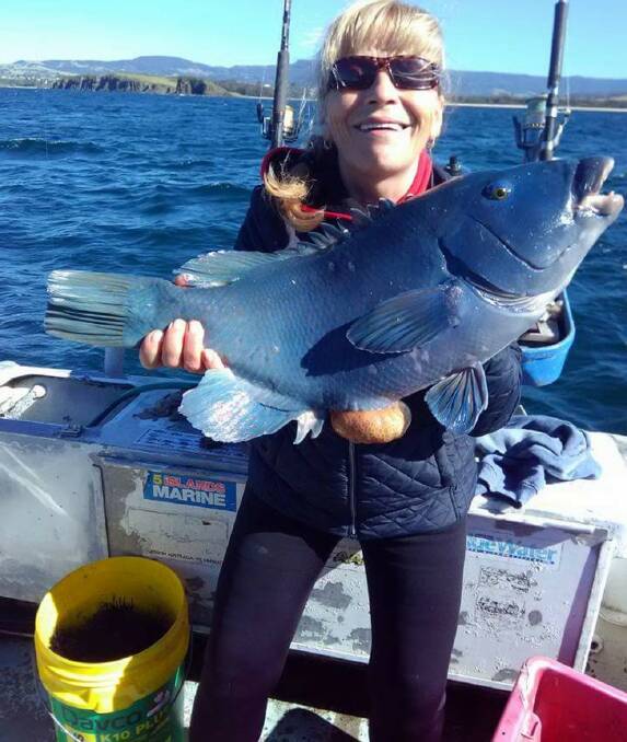 
Fantástico: Luba Barea visiting Granada in Spain with her arm stretching blue groper. High res photos for publication can be sent to gazwade@bigpond.com.  