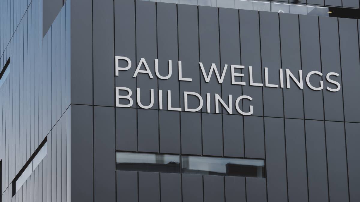 HONOUR The new Molecular Horizons building now bears the name of the departing VC Paul Wellings. 