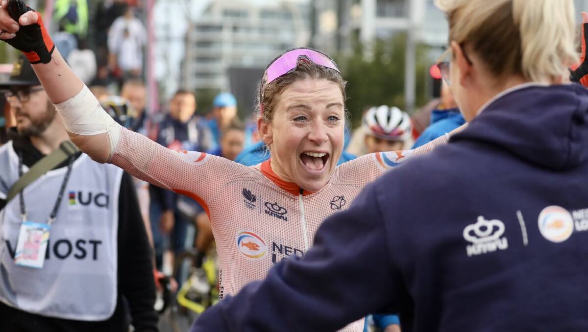Dutch champion Annemiek van Vleuten celebrates her win in Wollongong. Picture; Adam McLean
