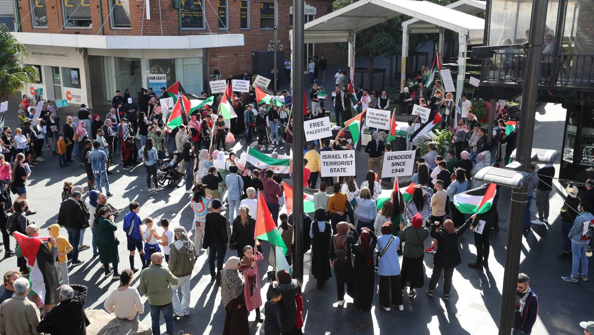 SHOW OF SUPPORT: Hundreds of people attended the Wollongong rally in support of Palestine on May 22. Picture: Rober Peet 