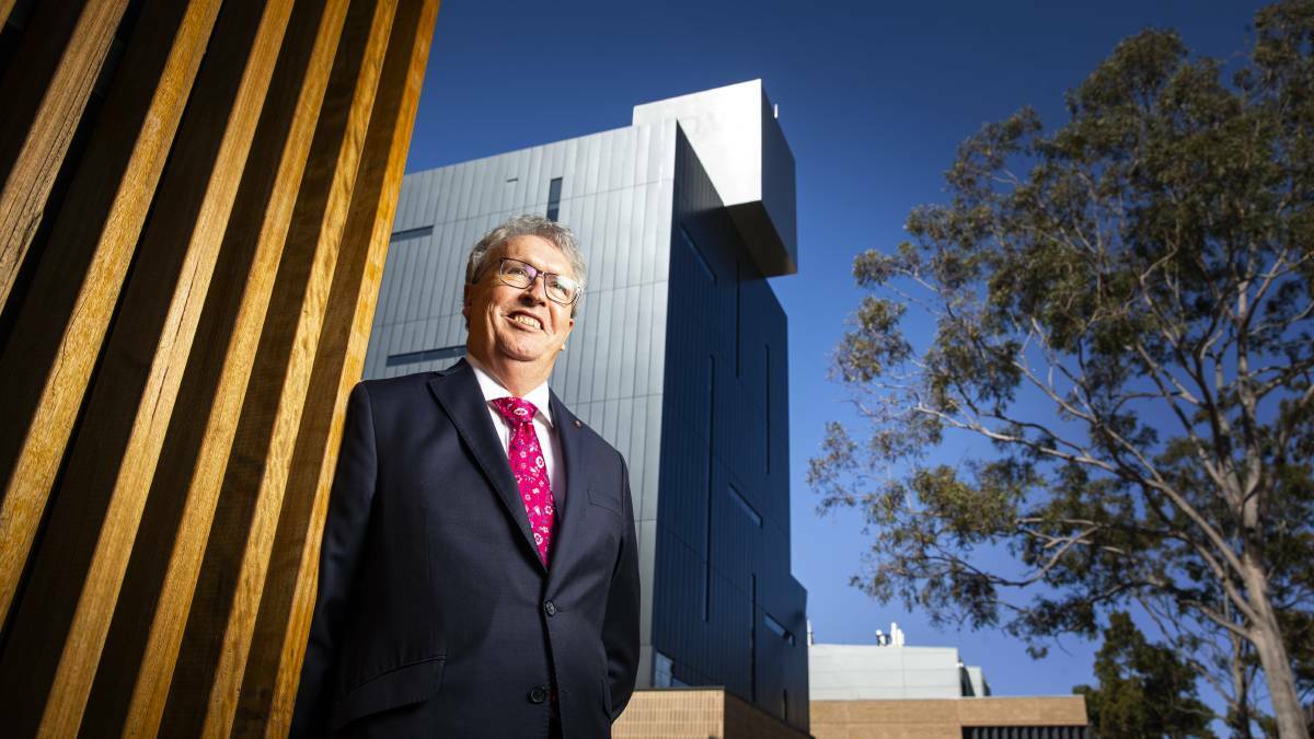 TIME'S UP: Departing University of Wollongong vice-chancellor Paul Wellings will hand over the reins to incoming VC Patricia Davidson on May 21.