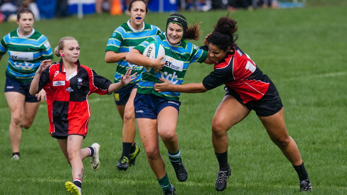 Uni Norths Owls playing Braidwood Black Widows (red) at the 2022 Kiama Sevens. Picture: Wesley Lonergan