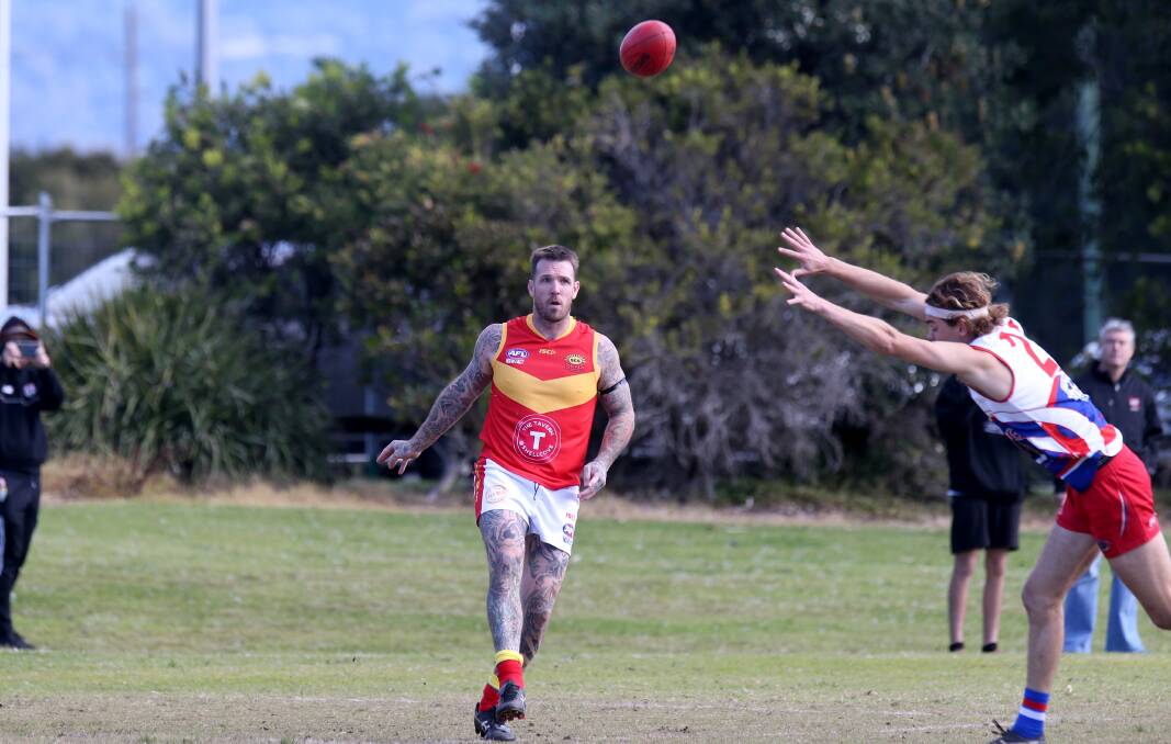 Dane Swan playing for Shellharbour Suns against the Bulldogs at Myimbarr Oval. Picture by Sylvia Liber