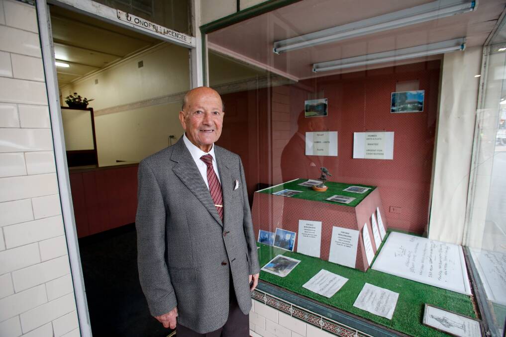 Wollongong real estate agent Bob Onofri, who famously operated his full-time business without a computer has died, aged 91. Picture: File image