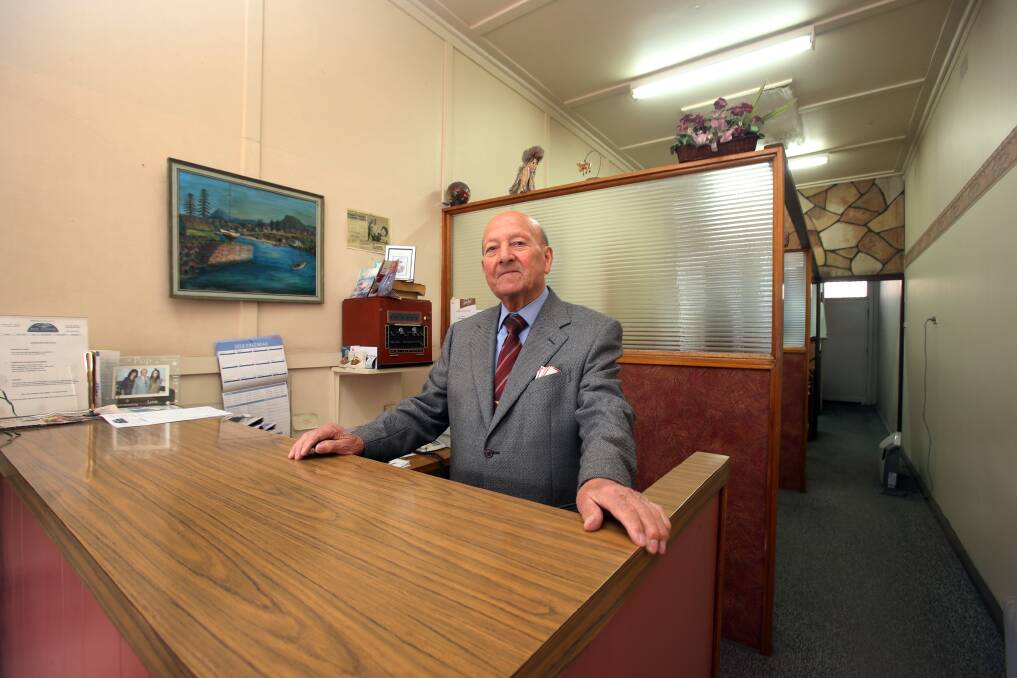 Meet the 86yo real estate agent whose Wollongong business operates in a bygone era