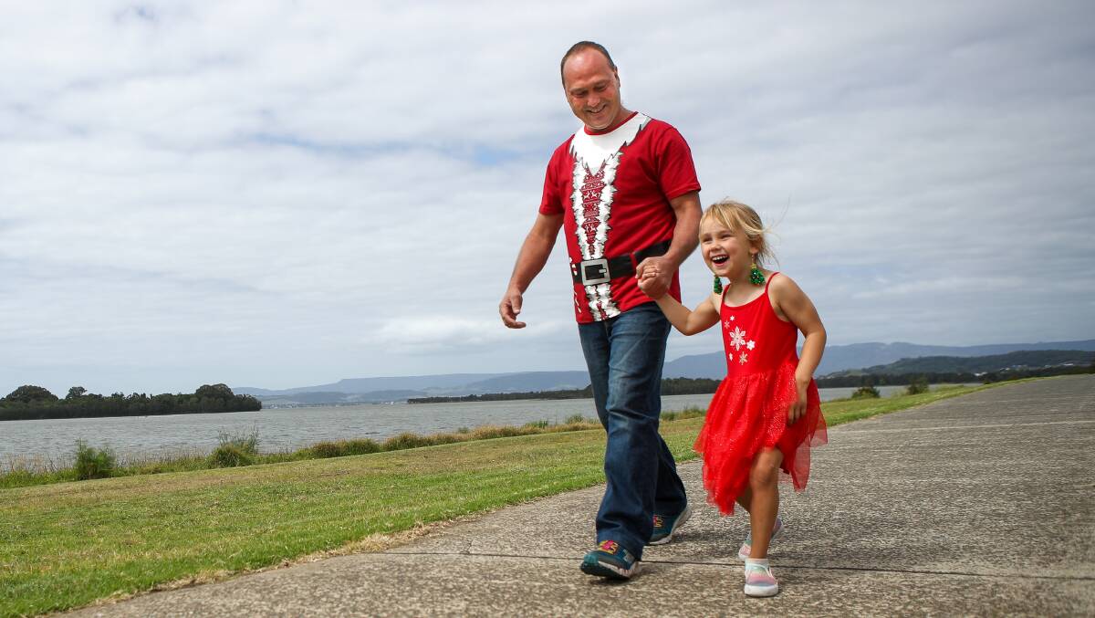 Darren Malone and his four-year-old daughter Lilly-Grace will spend time with a Bellambi family this Christmas. Photo: Adam McLean