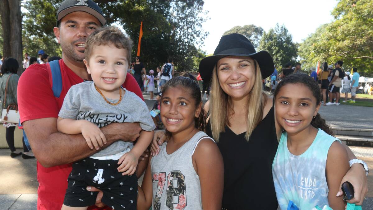 Thousands of people flock to Wollongong's giant Easter egg hunt