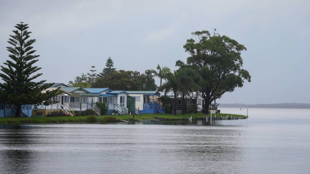 Lake Illawarra caravan park residents get ready to flee
