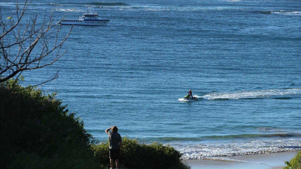 Emergency services search for a missing boater off Port Kembla. Photo: Sylvia Liber