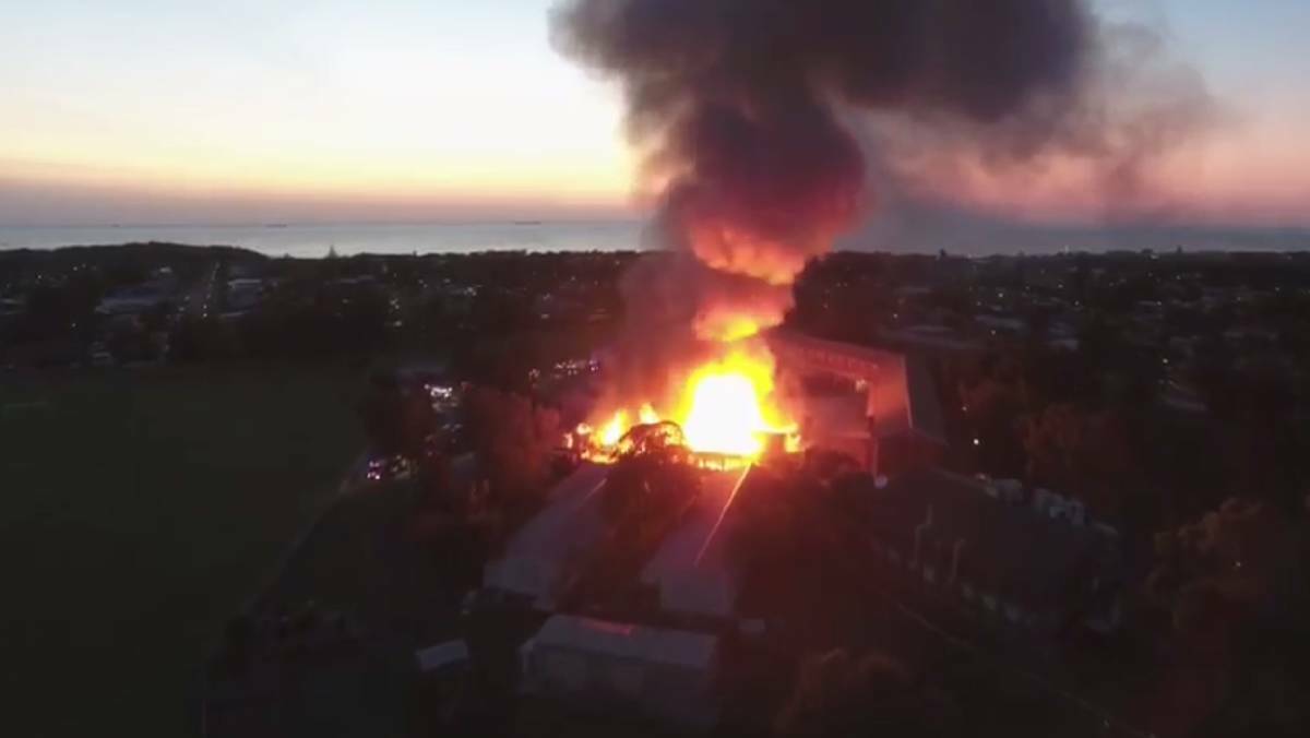 Drone footage of the Corrimal High blaze by John McDonald.

