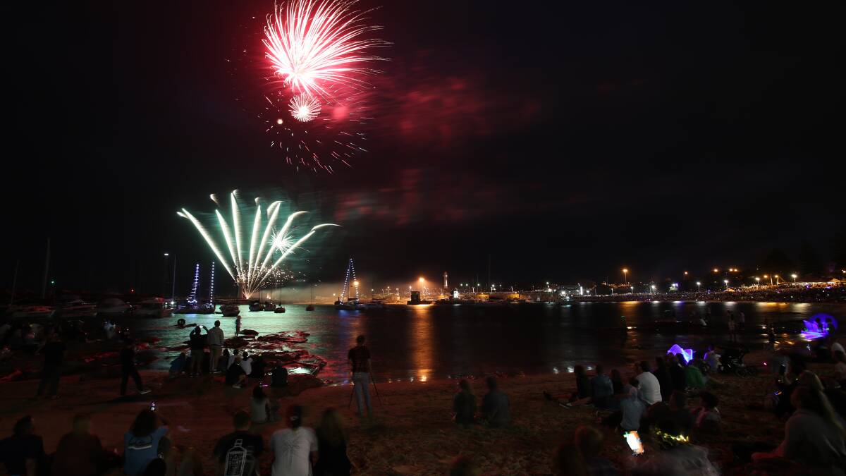 Thousands flock to Wollongong Harbour for NYE fireworks