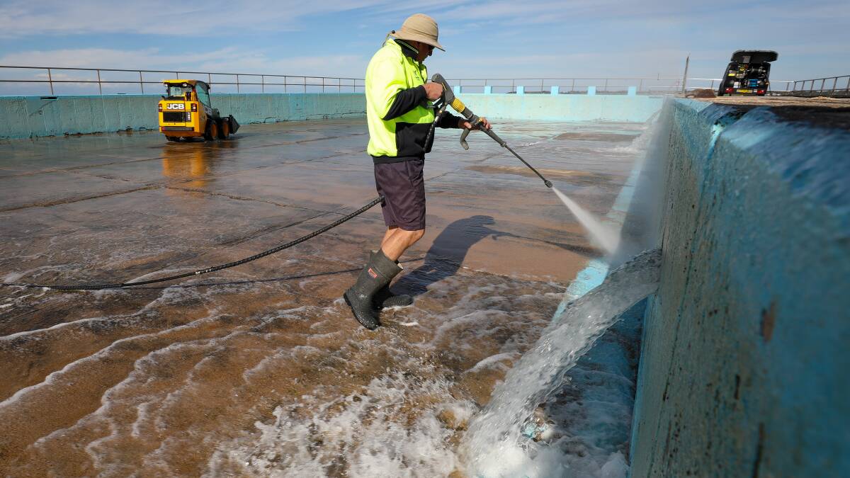 What it's really like being on Wollongong's pool cleaning crew