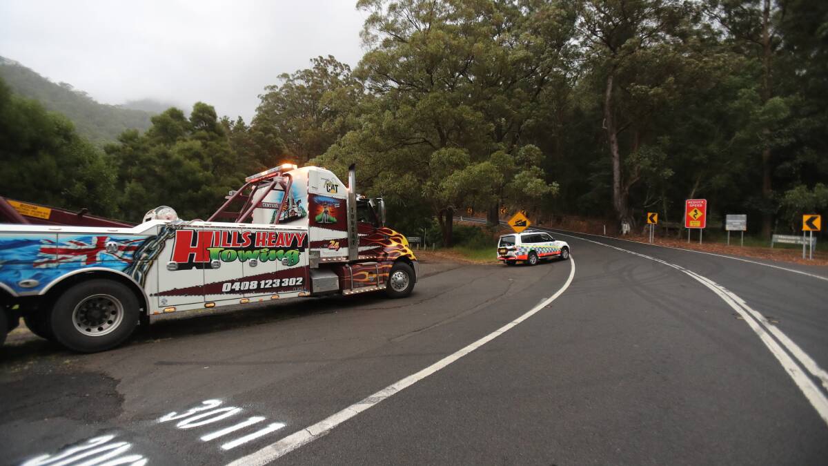 Truck's trailer hanging off side of Macquarie Pass