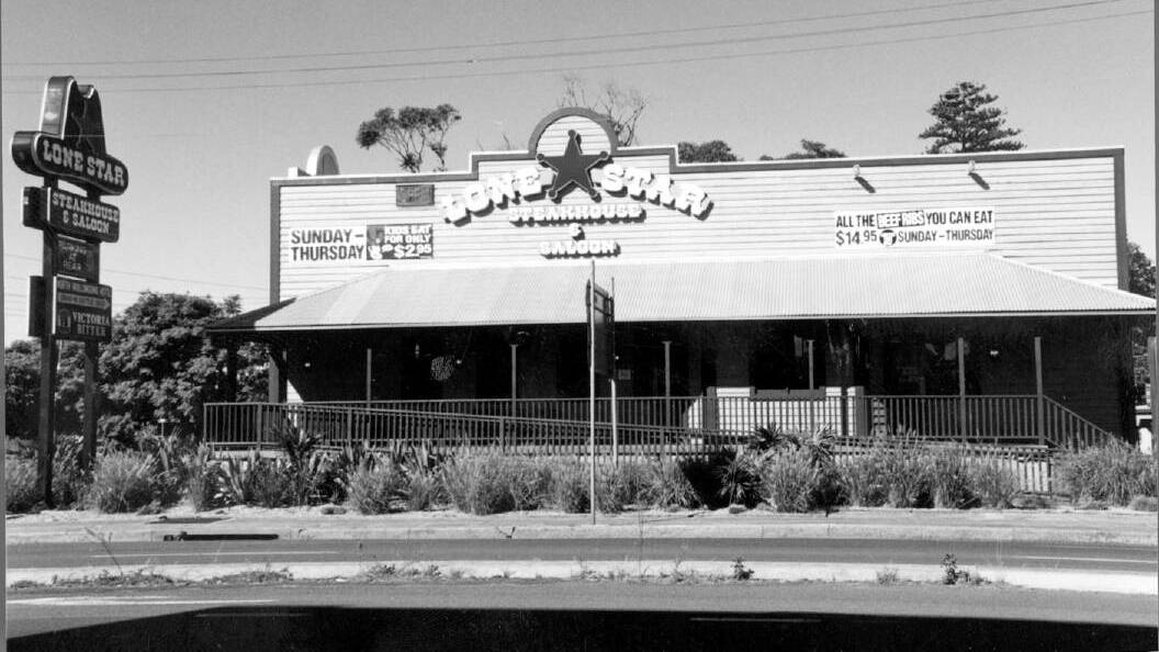 Lone Star Steakhouse and Saloon restaurant, located next to the North Gong, opened in 1999.