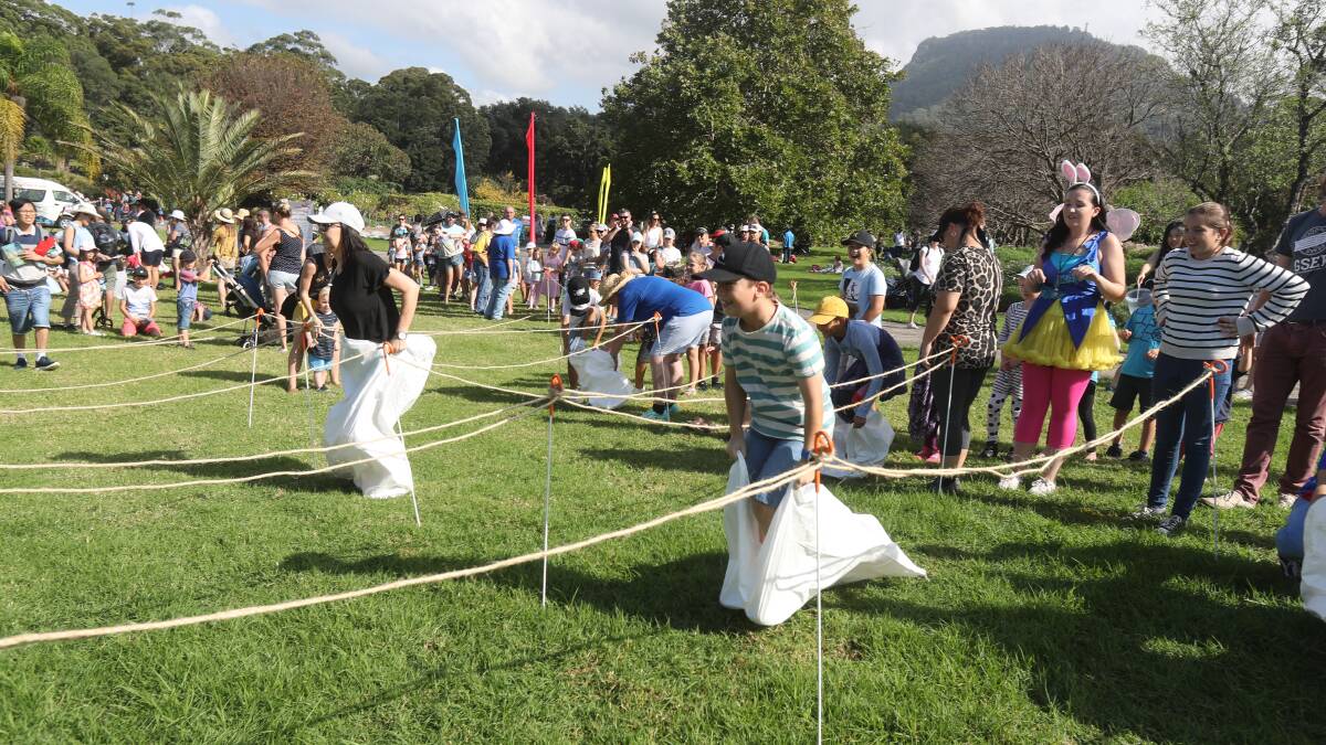 Thousands of people flock to Wollongong's giant Easter egg hunt