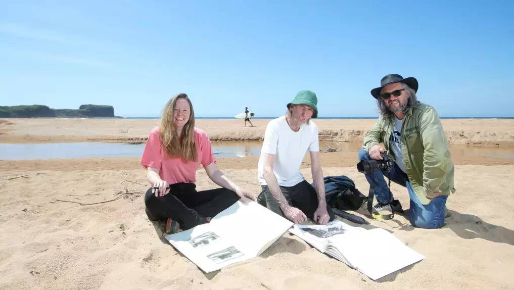 Christopher O'Doherty aka Reg Mombassa, his daughter Lucy O'Doherty and Riste Andrieski sketching at Bombo Beach in 2022. Picture by Sylvia Liber
