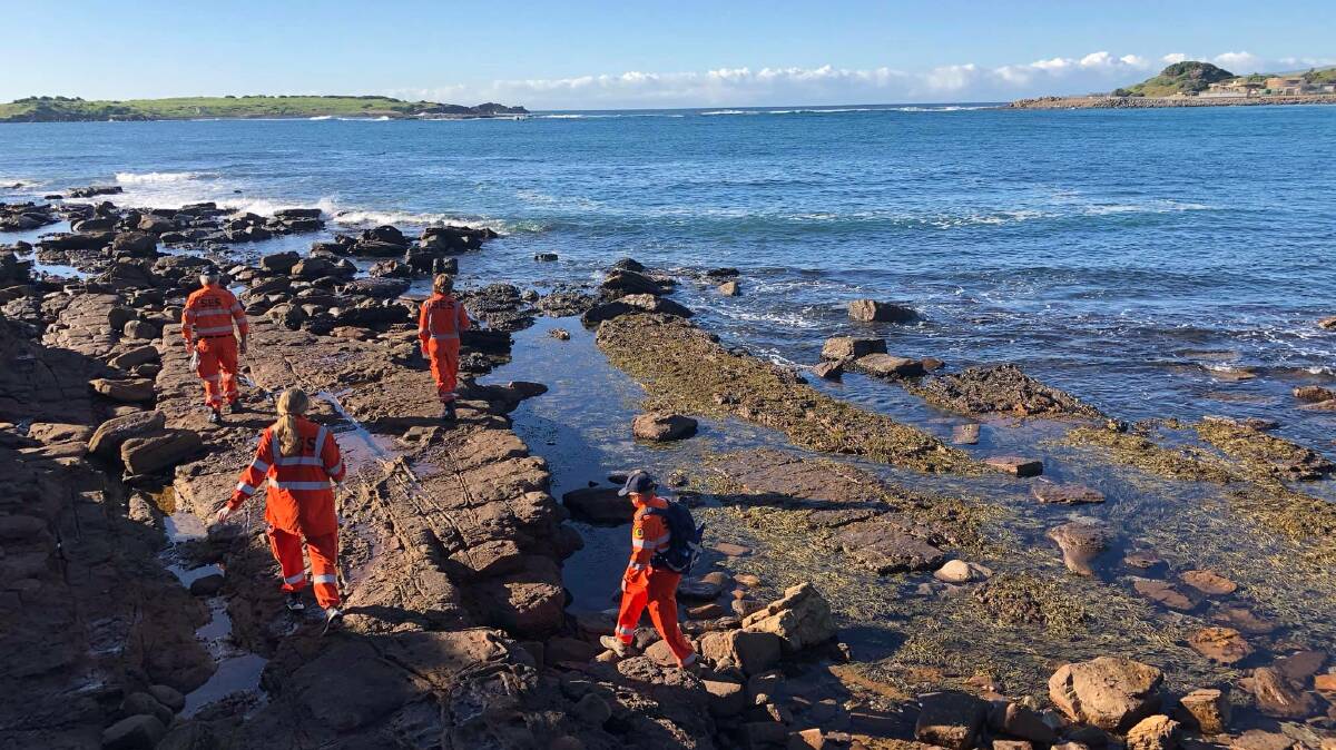 SES crews help search for the missing fisherman on Friday morning. Photo: NSW SES Wollongong City Unit