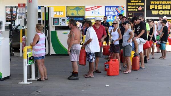 People queue for petrol at Airlie Beach in March 2017 after Cyclone Debbie. Dan Peled/AAP
