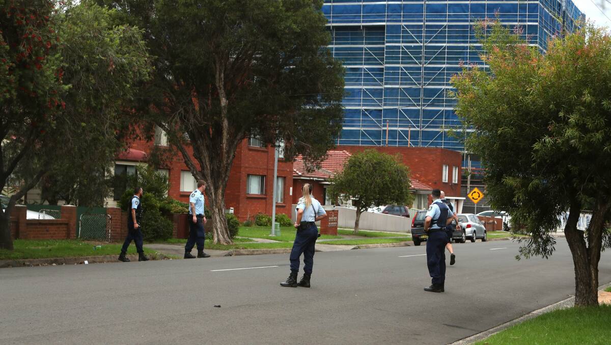 Police surround the apartment block on Bank Street in Wollongong. Photo: Sylvia LIber